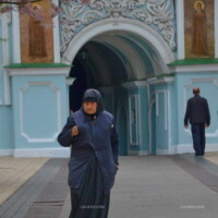 Nun at the main entrance to the Kyiv-Pechersk Lavra